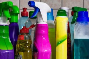 Os 12 produtos de limpeza que não podem faltar na sua casa