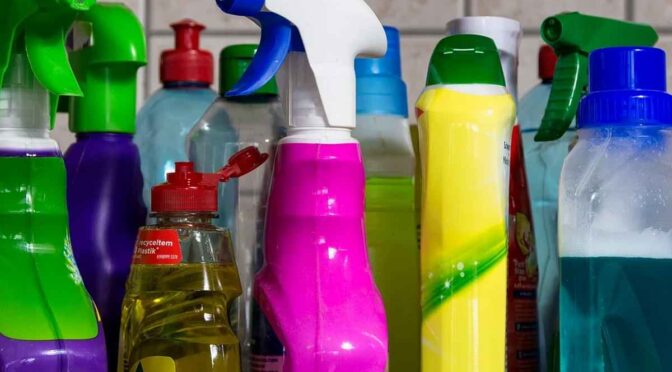 Os 12 produtos de limpeza que não podem faltar na sua casa